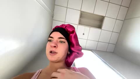 Snapshot of oliviaaraee chatting on February 2026 05:16:01 PM oliviaaraee online show from February 2026 05:16:01 PM