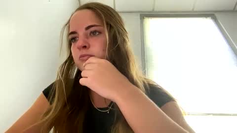 oliviaaraee online show from April 2026 04:29:01 PM