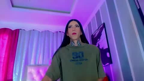 oliviahot01 online show from April 2026 01:37:02 PM