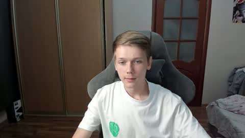 Snapshot of olvr_zoolander chatting on October 2025 08:44:01 PM Oliver and Mira online show from October 2025 08:44:01 PM