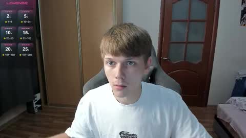 Snapshot of olvr_zoolander chatting on November 2025 09:25:01 PM Oliver and Mira online show from November 2025 09:25:01 PM