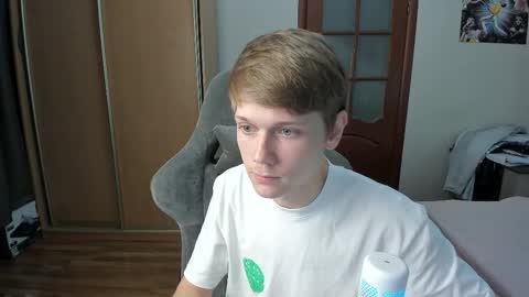 Snapshot of olvr_zoolander chatting on November 2025 10:04:01 PM Oliver and Mira online show from November 2025 10:04:01 PM