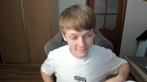 Snapshot of olvr_zoolander chatting on November 2025 10:10:01 PM Oliver and Mira online show from November 2025 10:10:01 PM