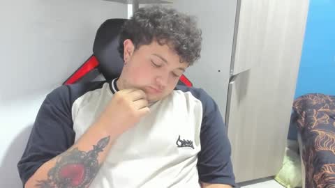 Snapshot of onewhiteboichub chatting on February 2025 03:04:02 AM Andres INDEPENDENT MODEL online show from February 2025 03:04:02 AM