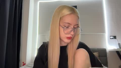 Bella and John online show from November 2025 02:54:02 AM