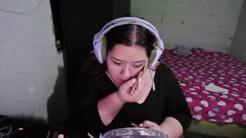 Snapshot of oppaichanuwu chatting on December 2025 01:00:01 AM oppaichanuwu online show from December 2025 01:00:01 AM