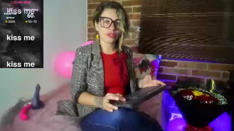 Snapshot of oriana_thomson2 chatting on June 2026 01:03:01 AM Oriana online show from June 2026 01:03:01 AM