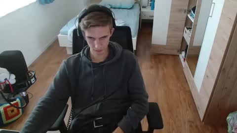 OverkneeBabe online show from October 2025 11:29:01 AM