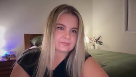 Snapshot of peachyrose_ chatting on April 2026 08:15:02 AM peachyrose_ online show from April 2026 08:15:02 AM