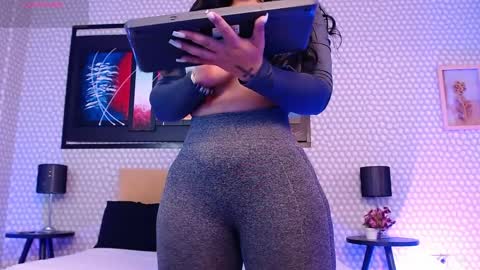 Snapshot of penelopee_28 chatting on April 2026 04:39:01 AM Penelope Lets get to 100 hands up online show from April 2026 04:39:01 AM