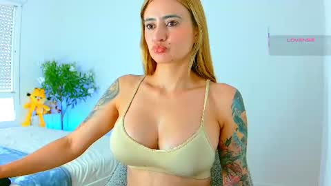 Snapshot of pennyy__ chatting on June 2026 01:17:02 PM Hi Im Penelope better vibrations 1111 online show from June 2026 01:17:02 PM
