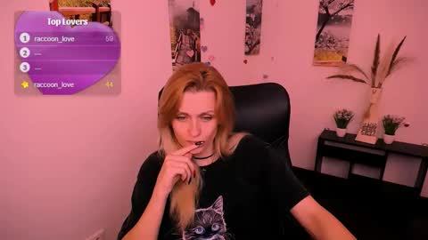 Mia online show from September 2025 04:58:01 AM