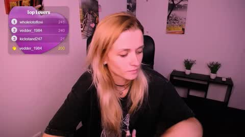 Mia online show from September 2025 06:17:02 AM