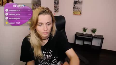 Mia online show from September 2025 08:36:01 PM