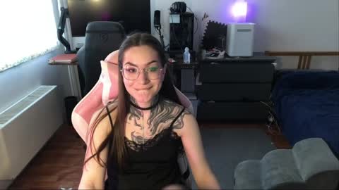 petal_dust_ online show from April 2026 01:09:02 PM