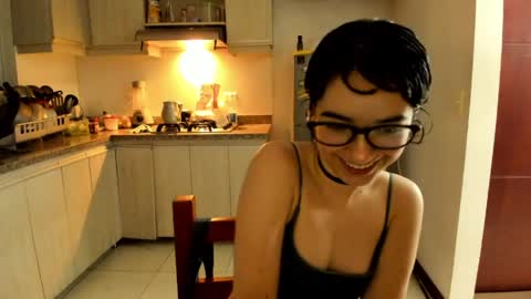Snapshot of petitee_lunna chatting on April 2026 12:19:02 AM Lunna online show from April 2026 12:19:02 AM