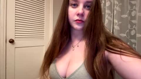 Snapshot of petitegirluvsdick chatting on January 2026 02:27:02 AM Bella online show from January 2026 02:27:02 AM