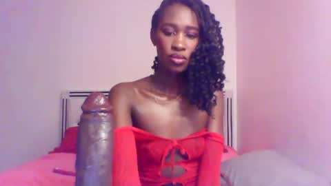 Snapshot of petitequeen099 chatting on April 2026 06:24:02 PM QueP online show from April 2026 06:24:02 PM