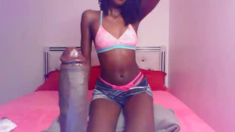 Snapshot of petitequeen099 chatting on April 2026 06:36:02 PM QueP online show from April 2026 06:36:02 PM