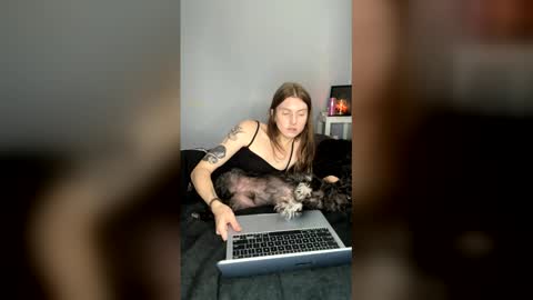 Snapshot of petiteratt chatting on May 2026 11:13:01 PM I am very new and dont know what im doing lol online show from May 2026 11:13:01 PM