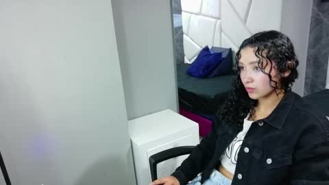 Snapshot of pettymoon chatting on October 2025 11:33:01 AM Moon online show from October 2025 11:33:01 AM