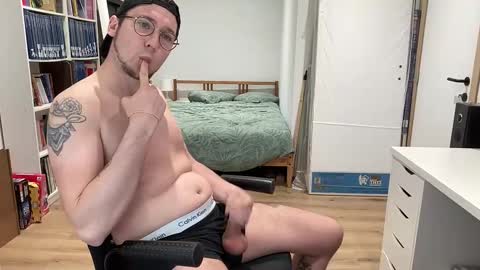 Snapshot of philoud chatting on May 2026 07:54:02 PM Philoud online show from May 2026 07:54:02 PM