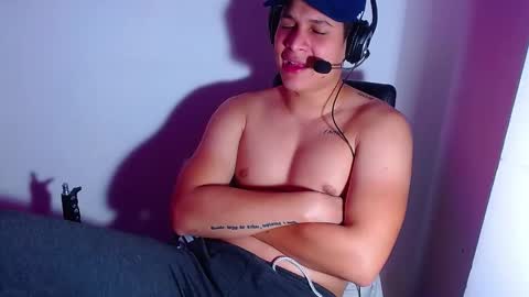 Snapshot of phoenixgnz08 chatting on December 2024 04:44:02 AM AdnierGnz online show from December 2024 04:44:02 AM