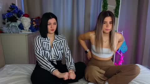 Snapshot of phyllisheart chatting on December 2024 08:11:02 AM Lora black and Lili blonde welcome you here online show from December 2024 08:11:02 AM