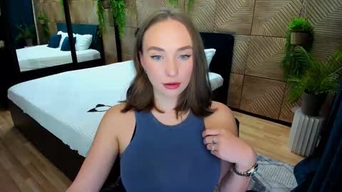 Emelie online show from September 2025 07:24:02 PM