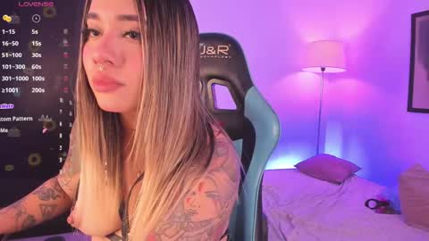 Snapshot of pink_quarz chatting on October 2025 09:35:02 PM KELLY online show from October 2025 09:35:02 PM