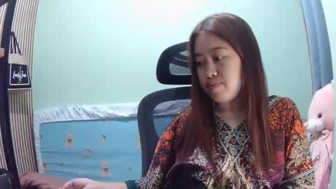 Snapshot of pinkish_shine chatting on April 2026 03:32:01 PM Hi its me shine online show from April 2026 03:32:01 PM