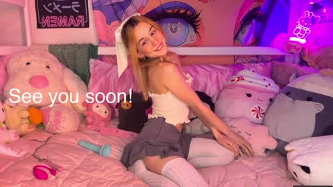 Snapshot of pinkocean3 chatting on December 2024 03:50:02 AM Gwenie online show from December 2024 03:50:02 AM