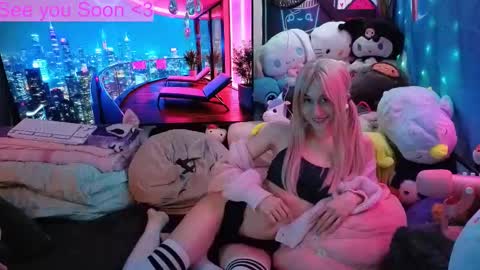 Snapshot of pinkocean3 chatting on October 2025 07:42:02 PM Gwenie online show from October 2025 07:42:02 PM