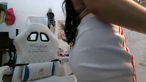 Snapshot of pinkyrosexx chatting on December 2024 10:40:02 PM Rose online show from December 2024 10:40:02 PM