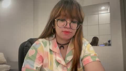 Snapshot of pinkyrosexx chatting on April 2026 05:05:01 AM Rose online show from April 2026 05:05:01 AM