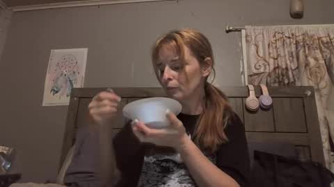 Snapshot of pizzedwife chatting on May 2026 02:42:01 AM pizzedwife online show from May 2026 02:42:01 AM