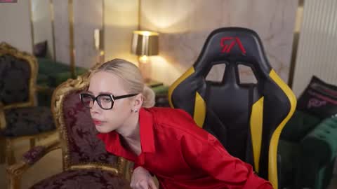 Lana online show from December 2025 11:15:01 AM