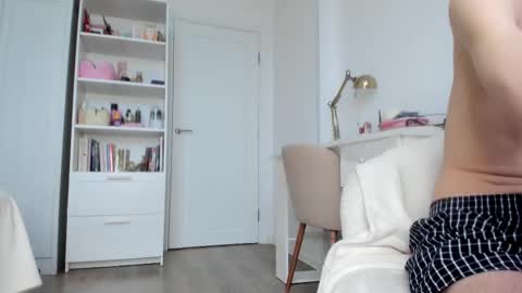 Bella  online show from December 2025 12:14:02 PM