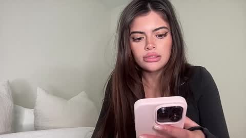 Snapshot of poutyselena chatting on May 2026 10:28:01 PM Selena online show from May 2026 10:28:01 PM