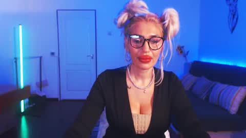 Victoria online show from December 2024 01:01:02 AM