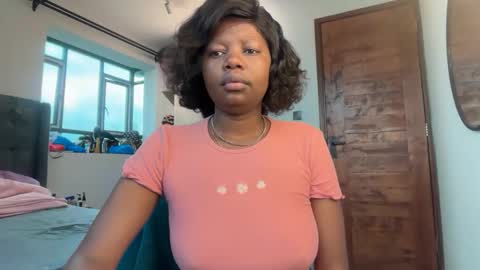 Snapshot of pretty_peaches chatting on May 2026 03:46:01 AM Pretty peaches online show from May 2026 03:46:01 AM