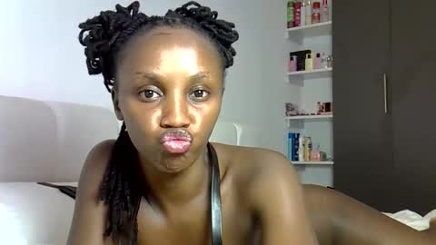 Snapshot of prettygee21 chatting on February 2026 10:15:01 PM Pretty darkskin doll online show from February 2026 10:15:01 PM