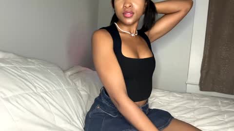 Snapshot of princessaleah chatting on December 2024 06:11:02 AM Princess Aleah online show from December 2024 06:11:02 AM