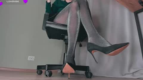 Carly online show from October 2025 05:12:02 PM