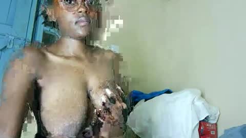 Snapshot of queenmerliz331240 chatting on November 2025 12:07:01 PM queenmerliz331240 online show from November 2025 12:07:01 PM