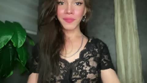 Snapshot of queenn_xxx chatting on November 2025 01:37:01 AM QUEEN online show from November 2025 01:37:01 AM