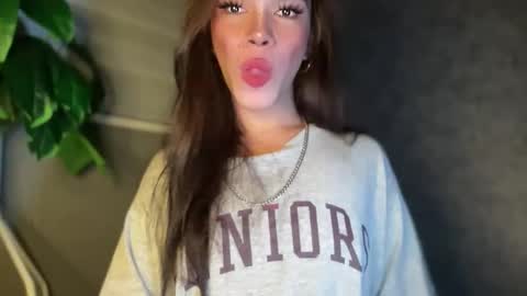 Snapshot of queenn_xxx chatting on November 2025 10:29:01 AM QUEEN online show from November 2025 10:29:01 AM