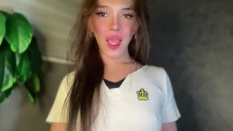 Snapshot of queenn_xxx chatting on December 2025 02:27:01 AM QUEEN online show from December 2025 02:27:01 AM