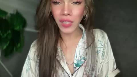 Snapshot of queenn_xxx chatting on December 2025 12:27:01 AM QUEEN online show from December 2025 12:27:01 AM