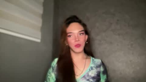 Snapshot of queenn_xxx chatting on February 2026 05:37:01 AM QUEEN online show from February 2026 05:37:01 AM